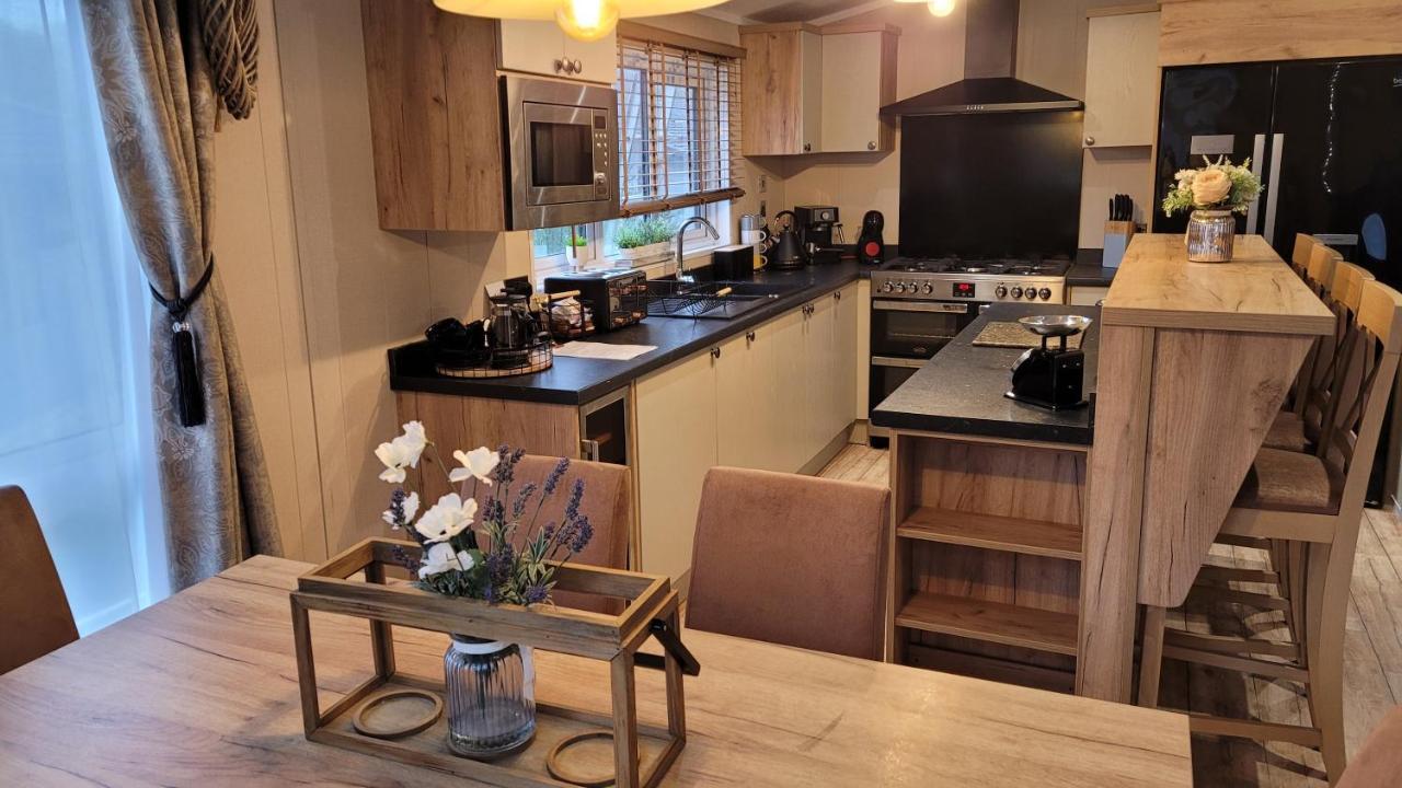 Luxury Lodge On Edge Of New Forest And 800M From Sea Entertainment And Leisure Passes Included Milford on Sea Exterior photo